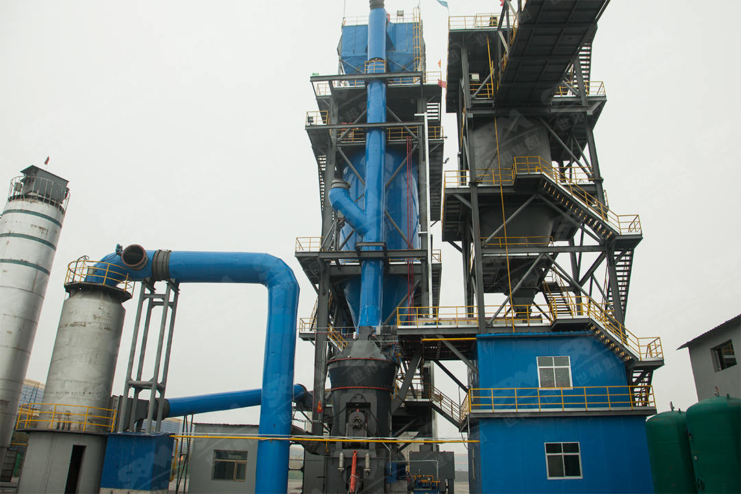 立式磨粉機現(xiàn)場